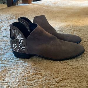 Reaction Kenneth Cole Booties